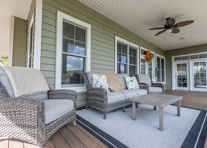 The Retreat At Paradise Hills 6Br Lake Front Dock Game Room