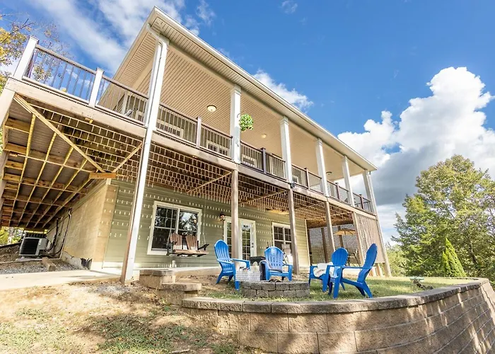 The Retreat At Paradise Hills 6Br Lake Front Dock Game Room